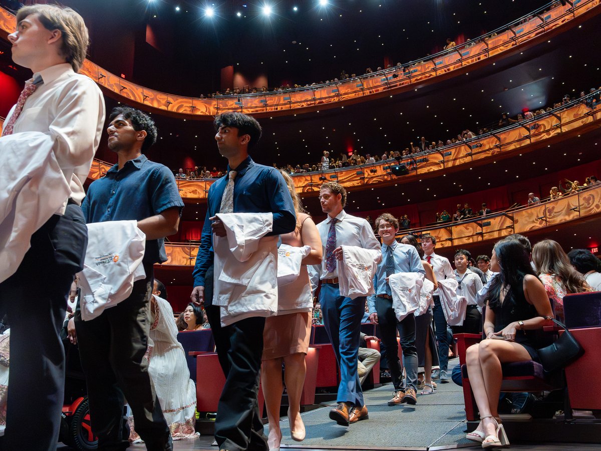 TheLongSOM's tweet image. With white coats donned and oaths taken, our newest medical students take their first steps into a life of service, compassion and clinical excellence. Thank you to everyone who joined together to celebrate the class of 2029.
#UTSanAntonioWhiteCoat #FutureHealthLeaders