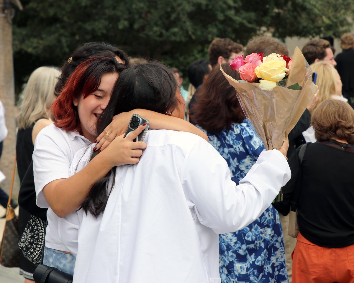 TheLongSOM's tweet image. With white coats donned and oaths taken, our newest medical students take their first steps into a life of service, compassion and clinical excellence. Thank you to everyone who joined together to celebrate the class of 2029.
#UTSanAntonioWhiteCoat #FutureHealthLeaders