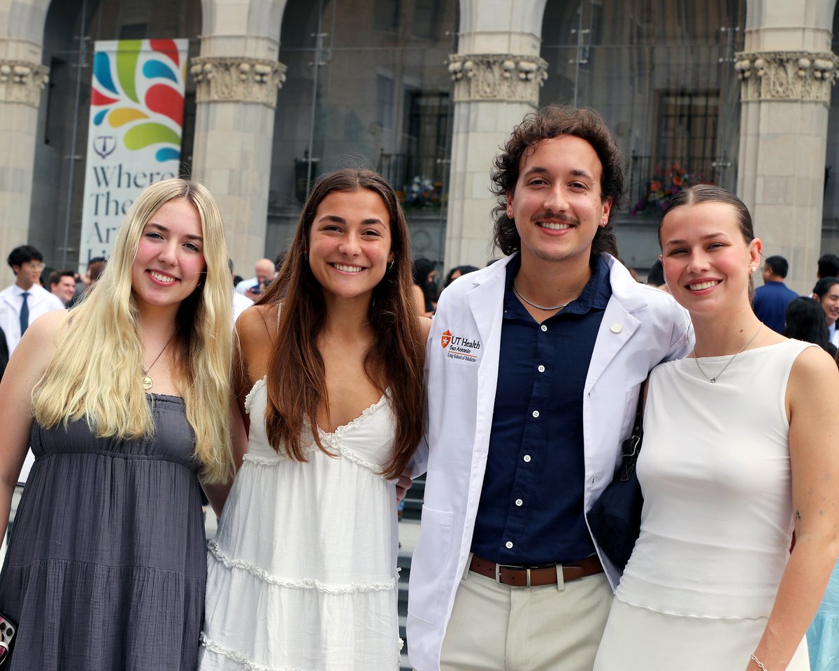 TheLongSOM's tweet image. With white coats donned and oaths taken, our newest medical students take their first steps into a life of service, compassion and clinical excellence. Thank you to everyone who joined together to celebrate the class of 2029.
#UTSanAntonioWhiteCoat #FutureHealthLeaders