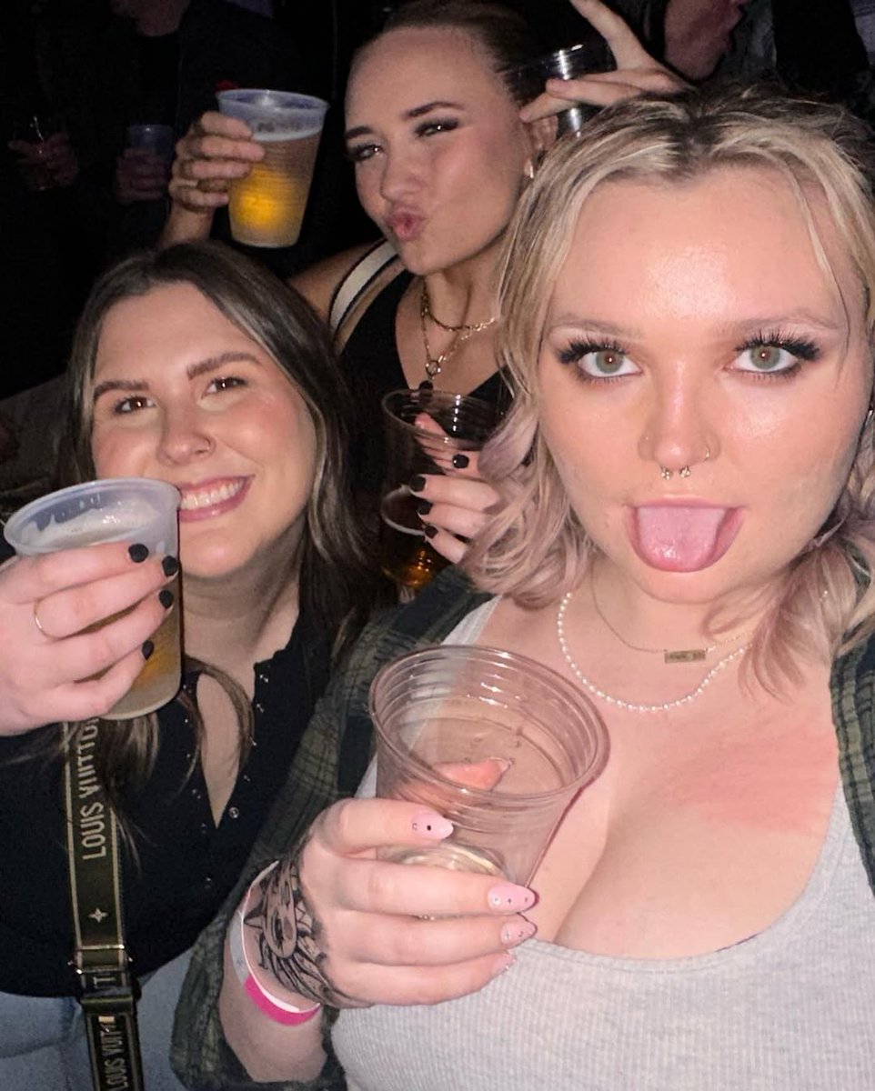 Angela_Defea11's tweet image. .5 with the GORLS at @julyktalk talk (olivia had to pee right before they went on)