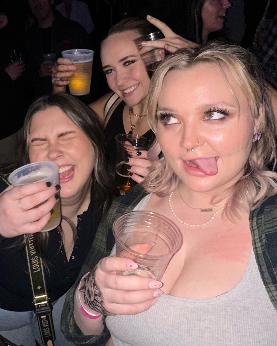 Angela_Defea11's tweet image. .5 with the GORLS at @julyktalk talk (olivia had to pee right before they went on)