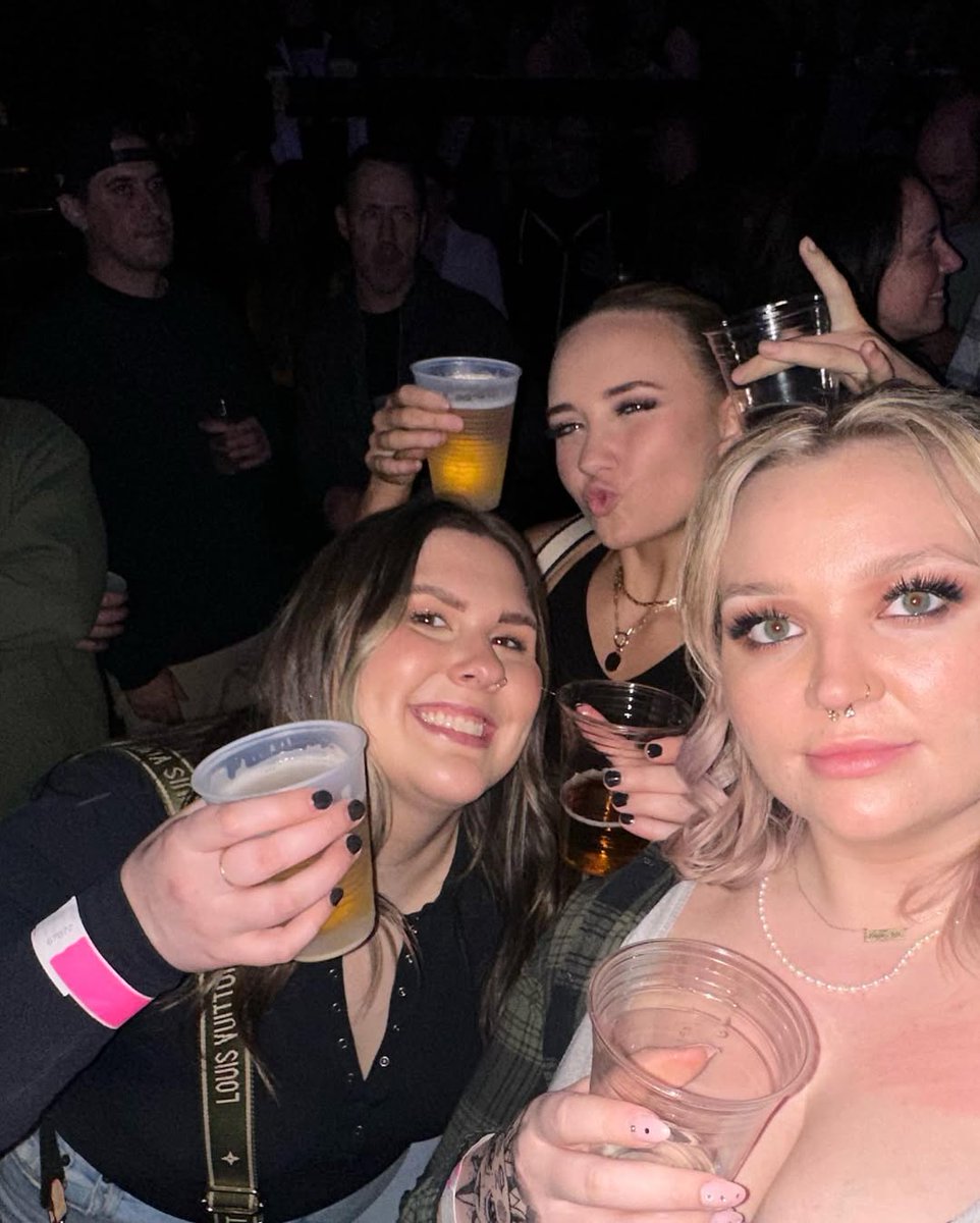 Angela_Defea11's tweet image. .5 with the GORLS at @julyktalk talk (olivia had to pee right before they went on)