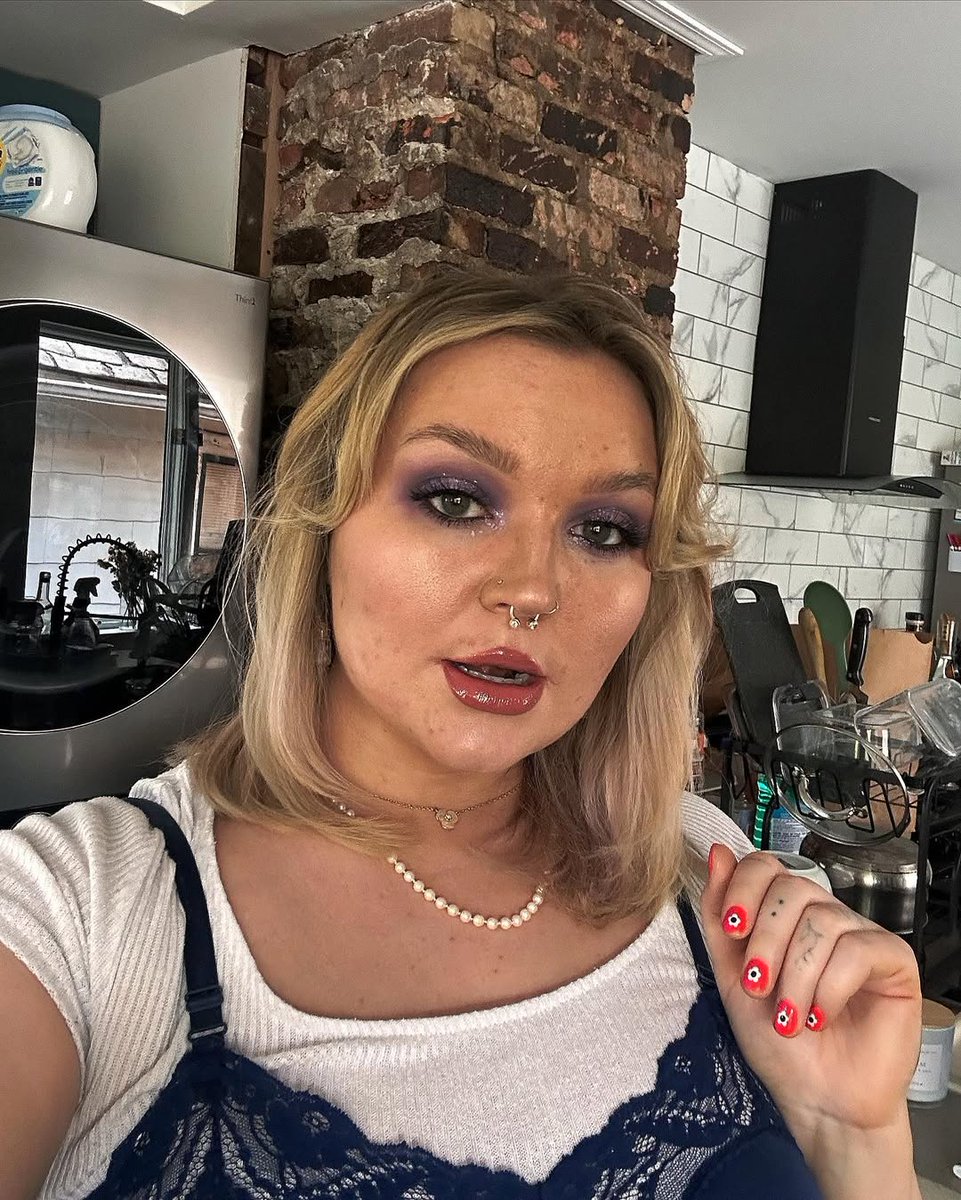 Angela_Defea11's tweet image. my hand making a completely unnecessary cameo