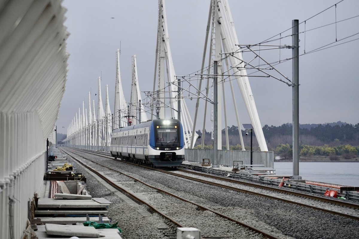 MTTChile's tweet image. Inauguramos la etapa inicial del Nuevo Puente Ferroviario 🌉
El ministro Juan Carlos Muñoz, junto con @EFETrenesChile y autoridades locales, dieron el puntapié inicial para la puesta en marcha parcial de la nueva infraestructura que cruza el Río Biobío.