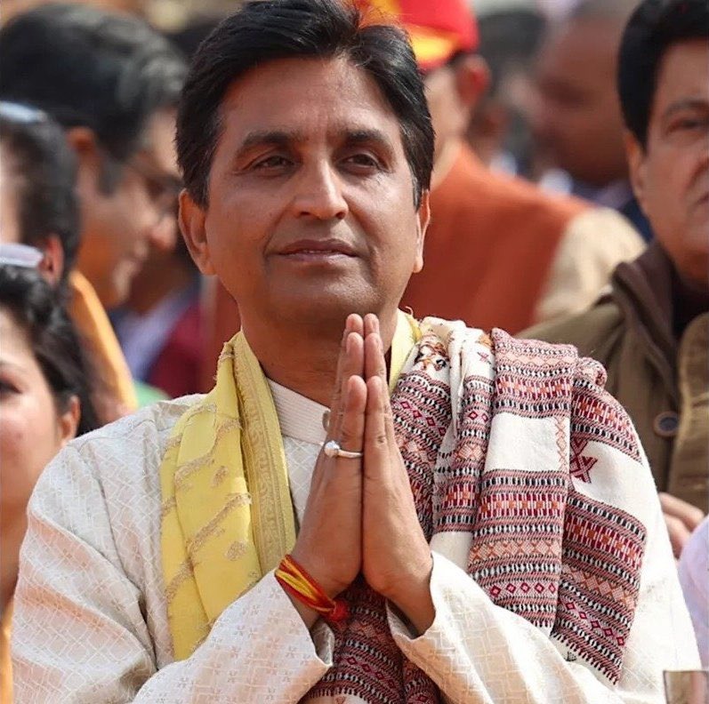 अभी अभी सुत्रों के हवाले से ख़बर आ रही हैं कि डॉक्टर कुमार विश्वास ने उपराष्ट्रपति पद के लिए नामांकन भरा हैं।😂