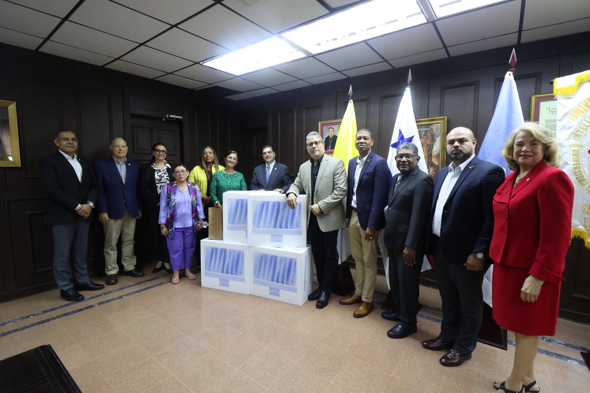 USMApanama's tweet image. La Asociación de Contadores Públicos Autorizados de Panamá (ACONTAP) hizo entrega de computadoras MAC de alto rendimiento, diseñadas a requerimiento de estudiantes de la licenciatura de Mercadotecnia. 💻✨
Este valioso equipo formará parte del nuevo Laboratorio de Diseño y…