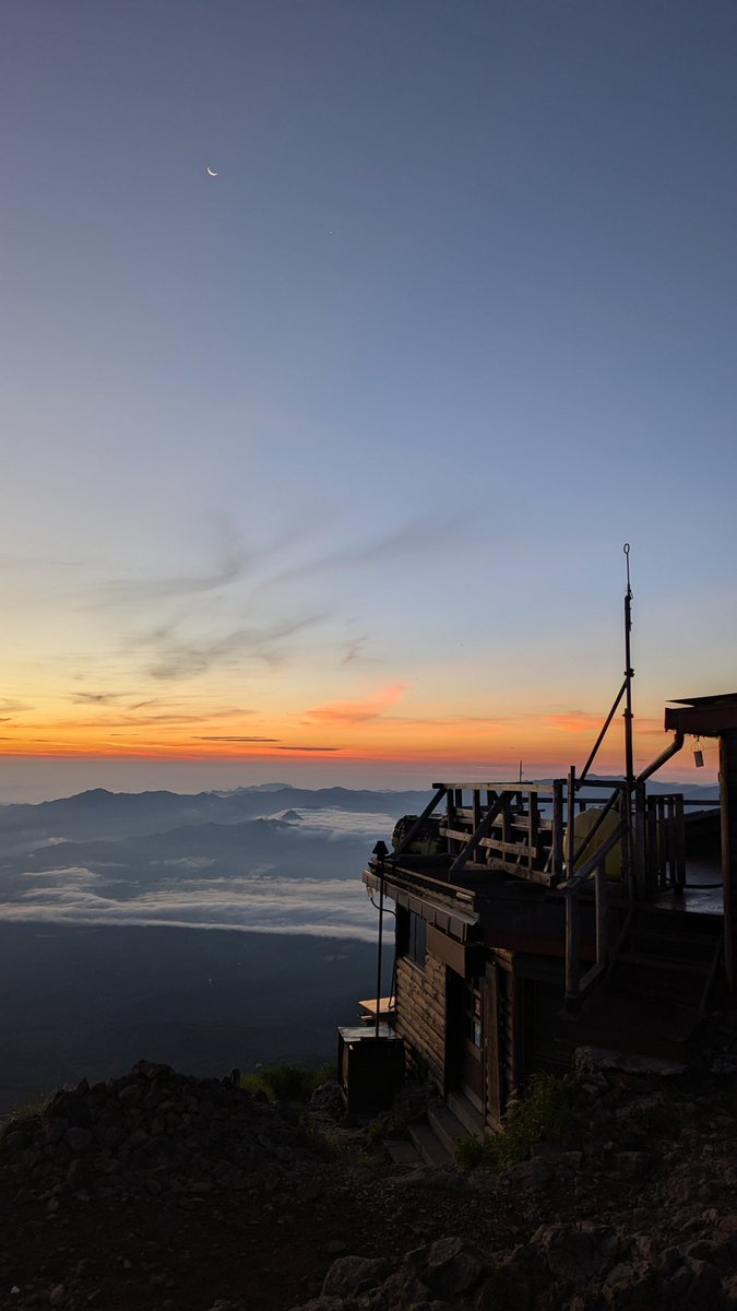 akadake2899m's tweet image. おはようございます。今朝の赤岳は晴れです。気温は11℃。穏やかな西風が吹いています。
＃赤岳
＃八ヶ岳