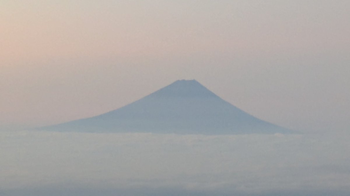 akadake2899m's tweet image. おはようございます。今朝の赤岳は晴れです。気温は11℃。穏やかな西風が吹いています。
＃赤岳
＃八ヶ岳