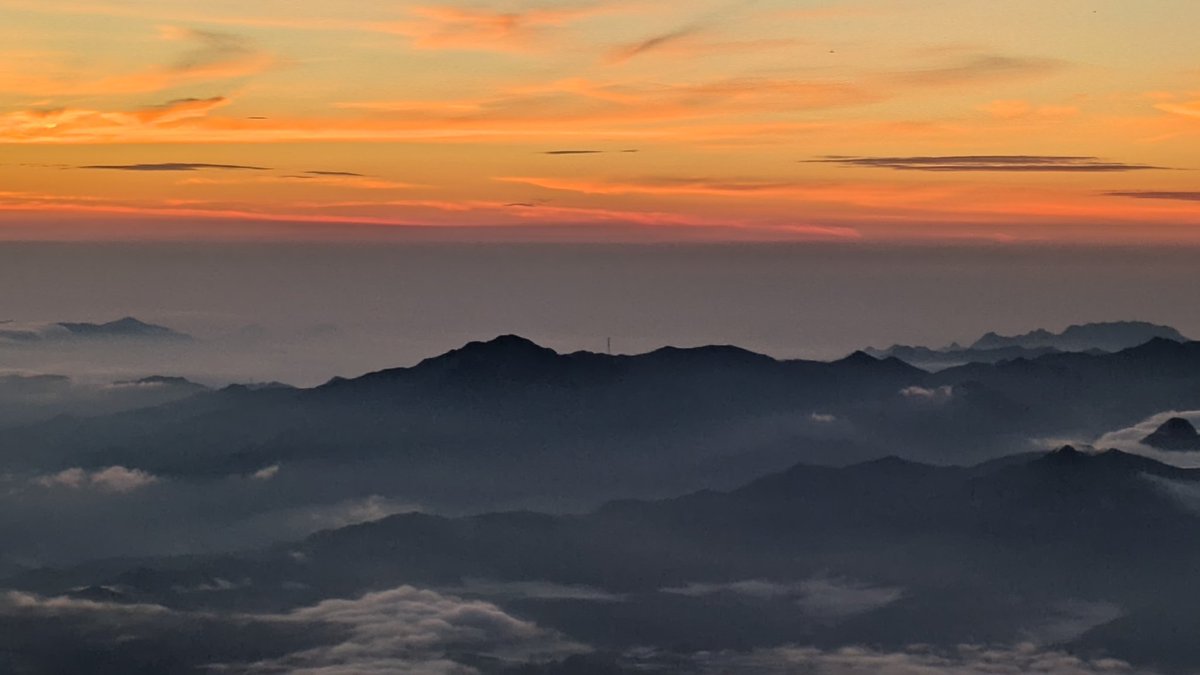 akadake2899m's tweet image. おはようございます。今朝の赤岳は晴れです。気温は11℃。穏やかな西風が吹いています。
＃赤岳
＃八ヶ岳