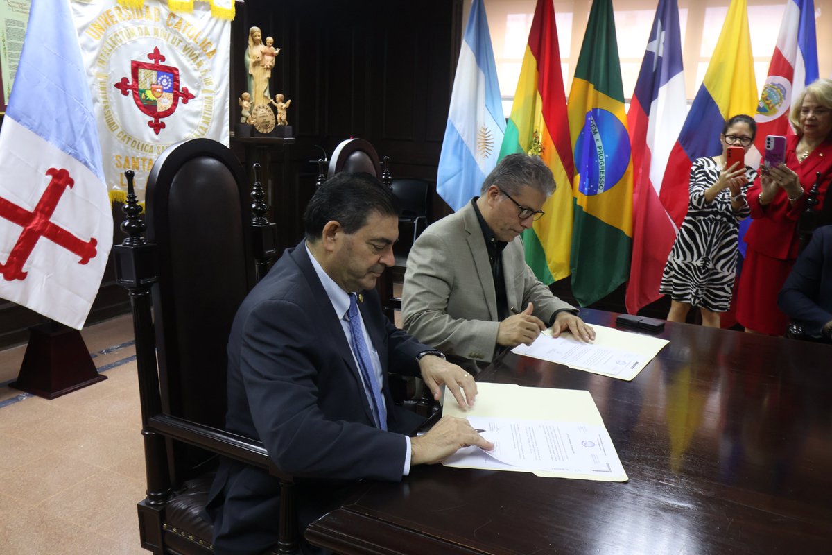 USMApanama's tweet image. La Asociación de Contadores Públicos Autorizados de Panamá (ACONTAP) hizo entrega de computadoras MAC de alto rendimiento, diseñadas a requerimiento de estudiantes de la licenciatura de Mercadotecnia. 💻✨
Este valioso equipo formará parte del nuevo Laboratorio de Diseño y…