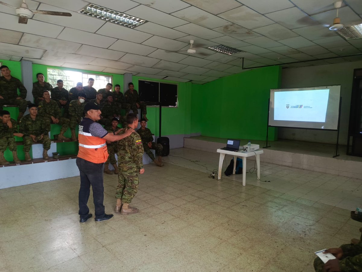 Riesgos_Ec's tweet photo. 📍#ElOro 
Desarrollamos una jornada de capacitación en Gestión de Riesgos dirigida al personal de conscriptos del Batallón de Infantería Motorizada N.º 1 “Constitución”, en el cantón Arenillas.

📚 Durante la actividad se abordaron temas clave como: 
✅ Gestión del riesgo
✅ Planes de evacuación
✅ Plan Familiar de Emergencias

👨‍✈️👩‍✈️ Fortalecemos capacidades del personal militar para una respuesta eficaz ante emergencias naturales o antrópicas.

🤝 Estas acciones reflejan nuestro compromiso por una cultura de prevención, en coordinación con @FFAAECUADOR, garantizando la seguridad de todos.