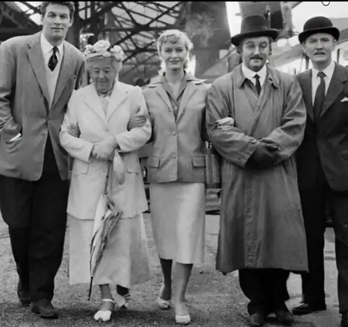 Am Set des Filmes „Die kleinste Schau der Welt“ von 1957. 

Von links nach rechts: Bill Travers, Margaret Rutherford, Virginia McKenna, Peter Sellers und Leslie Philpps.