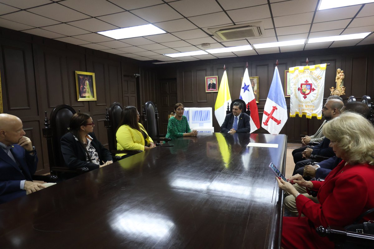 USMApanama's tweet image. La Asociación de Contadores Públicos Autorizados de Panamá (ACONTAP) hizo entrega de computadoras MAC de alto rendimiento, diseñadas a requerimiento de estudiantes de la licenciatura de Mercadotecnia. 💻✨
Este valioso equipo formará parte del nuevo Laboratorio de Diseño y…