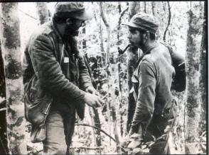 El 21/07/1957, el Comandante en Jefe Fidel Castro asciende a Ernesto Che Guevara a comandante del Ejército Rebelde. 
Por sus extraordinarias cualidades en la lucha, el Che fue el primer combatiente en recibir ese grado militar.
#LaLuchaNoHaCesado 
#SantiagoDeCuba