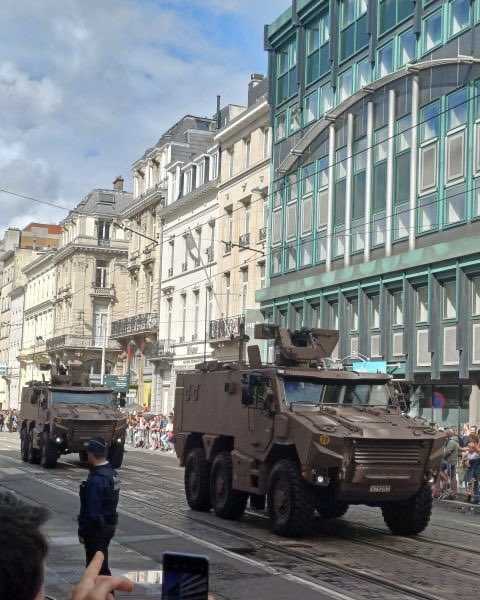 CEMAT_FR's tweet image. Honoré d’être convié par mon homologue le général Jean-Pol Baugnée au défilé militaire organisé pour la fête nationale belge 🇧🇪
Fier d’y voir défiler les premiers Griffon belges : le programme CaMo se concrétise. Il améliore l’efficacité opérationnelle de nos deux armées.