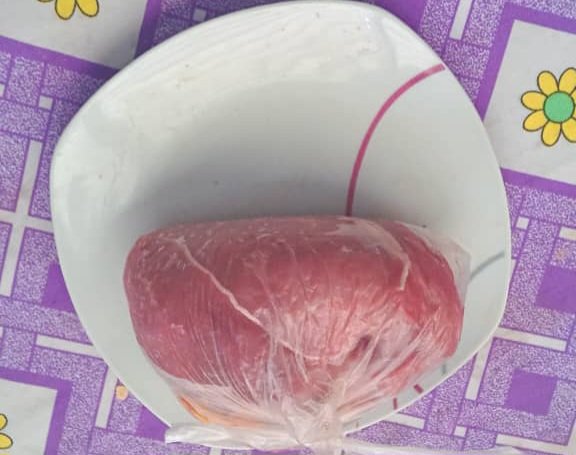JLperiodista96's tweet image. #Camagüey: Después de seis meses, por fin llegó la carne de dieta para los niños con bajo peso, pero con un 50% menos de la cantidad que les corresponde. Así que, si al niño le tocaba una libra, ahora solo recibe media 😐
