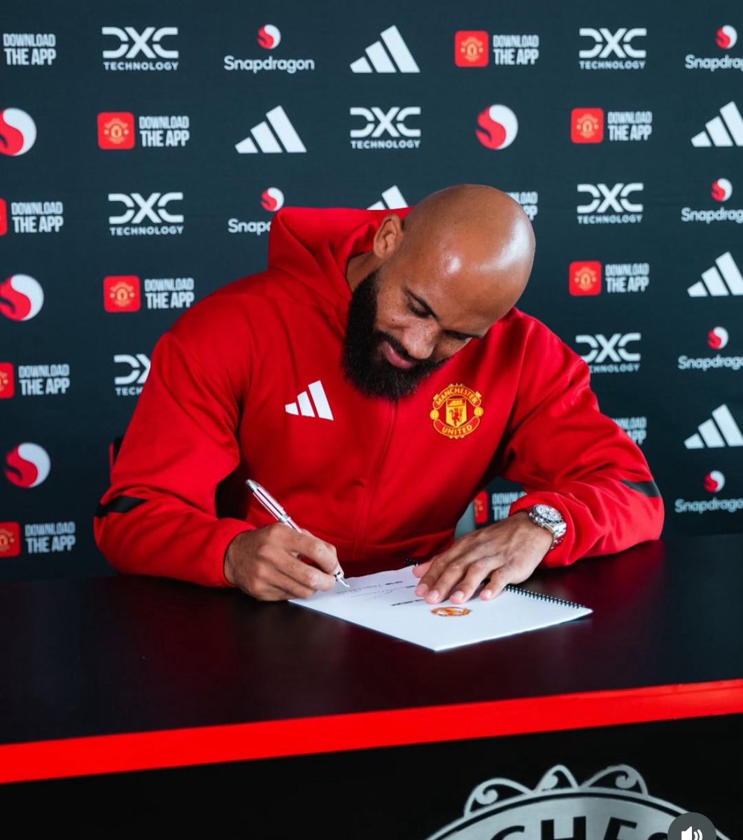 RedlingMUFC's tweet image. You just know he’s serious about this being the club he always wanted to play for. We’re gonna love this bald bastard.
Also glad that the club have photoshopped out the really ugly rip on the edge of that table that we’ve all been moaning about for years. 🤣
