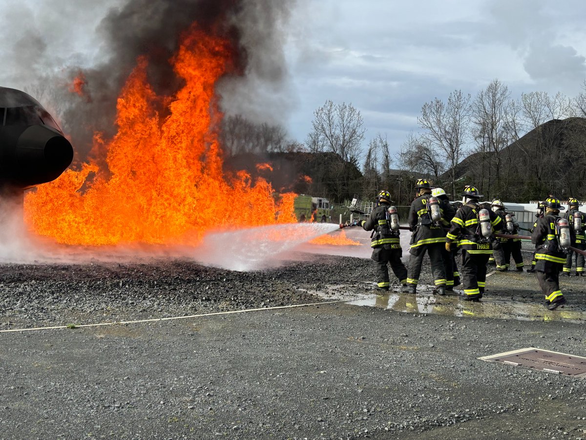 MWAAFireRescue's tweet image. Live near Dulles? Don’t be alarmed by black smoke — it’s likely from our Live Fire Training Facility, where we simulate aircraft emergency response for firefighter training. #ARFF #airportfirefighter @Dulles_Airport