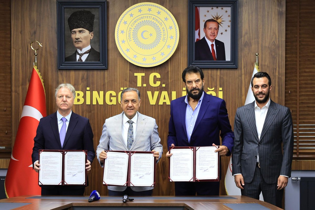 ahusta07's tweet photo. 📍 Haftaya yeni bir okul protokolü daha imzalayarak başlıyoruz. 
Hayırsever iş insanlarımızla başlattığımız protokol karşılığı okul yapım süreci kapsamında, özel eğitim alanında Bingöl’ümüze kazandırılacak yepyeni bir okulun daha sevincini yaşıyoruz.

📌 Bugün de ÖZYAPICILAR İNŞAAT TİC. VE SAN. LTD. ŞTİ. ile birlikte, Merkez Simani Mahallesinde yapılacak olan 8 derslikli 240 öğrenci kapasiteli Özel Eğitim Meslek Okulu için protokolümüzü imzaladık.

Kıymetli hayırseverimiz iş insanı Yusuf Korkmaz ve oğlu Kadir Korkmaz bu özel eğitim yatırımını; 
Özel gereksinimli evlatlarımız için tüm donatılarıyla birlikte, modern ve erişilebilir bir okul olarak inşa edecek, anahtar teslim olarak tamamladığında Milli Eğitim Bakanlığımıza devredecek.

📌 Okula, hayırseverimizin isteği doğrultusunda “Hayırsever Yusuf Korkmaz Özel Eğitim Meslek Okulu” ismini vereceğiz. 

Bugüne kadar 8 eğitim kurumu için protokol imzaladık. Devam eden hayırsever görüşmelerimizle bu sayıyı daha da yukarılara çekeceğiz. 

🎯 Bu özel eğitim meslek okulumuz sayesinde özel gereksinimli öğrencilerimiz, daha modern, güvenli, erişilebilir ve nitelikli bir eğitim ortamına kavuşacak.

🎉 Okulumuzun Bingöl’ümüze, evlatlarımıza ve eğitim camiamıza hayırlı olmasını diliyorum.

📚 Bu değerli katkılarından dolayı başta ÖZYAPICILAR İnşaat temsilcileri
hayırsever Yusuf KORKMAZ ve oğlu Kadir KORKMAZ’a  en kalbi şükranlarımı sunuyor, sürece emek veren tüm kurum ve paydaşlarımıza gönülden teşekkür ediyorum.

🙏 Bu vesileyle, projemizi her aşamada sahiplenerek desteklerini esirgemeyen Cumhurbaşkanı Yardımcımız Sn. @_cevdetyilmaz Beyefendi’ye, milletvekillerimiz @FeyziBerdibek1 ve @Korkutata_Zeki’ya şükranlarımı  sunuyorum.
