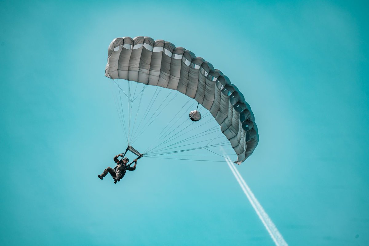 DGeneralneRSZ's tweet image. 🪂 Spadochroniarze na niebie!
Skoki spadochronowe to stały element szkolenia żołnierzy 6 Brygady Powietrznodesantowej.
Desant z pokładu samolotu M28 „Bryza” 🛩pozwala doskonalić precyzję, koordynację i działanie w zespole – umiejętności kluczowe dla każdej operacji…