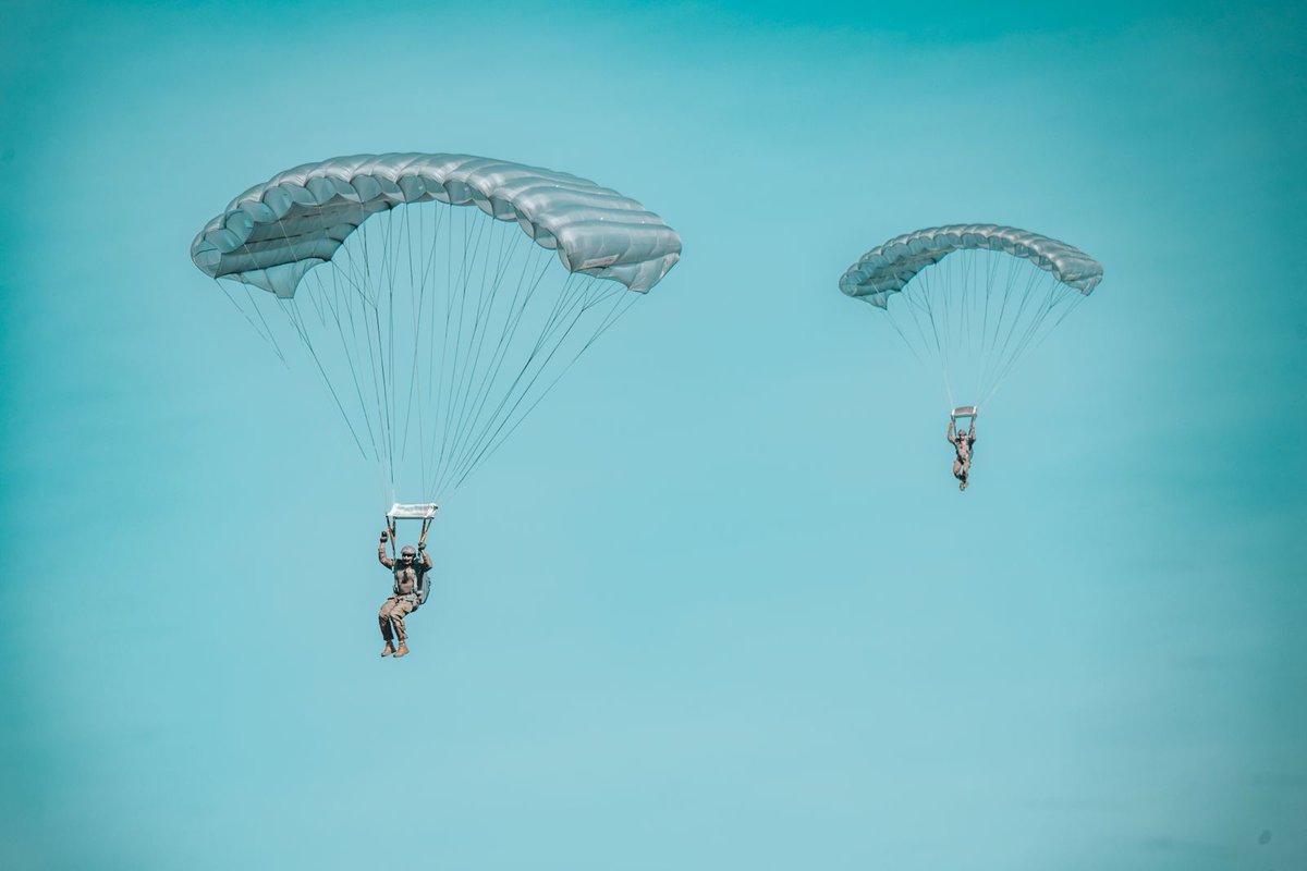 DGeneralneRSZ's tweet image. 🪂 Spadochroniarze na niebie!
Skoki spadochronowe to stały element szkolenia żołnierzy 6 Brygady Powietrznodesantowej.
Desant z pokładu samolotu M28 „Bryza” 🛩pozwala doskonalić precyzję, koordynację i działanie w zespole – umiejętności kluczowe dla każdej operacji…