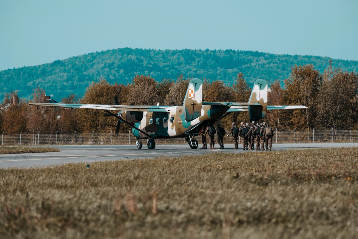 DGeneralneRSZ's tweet image. 🪂 Spadochroniarze na niebie!
Skoki spadochronowe to stały element szkolenia żołnierzy 6 Brygady Powietrznodesantowej.
Desant z pokładu samolotu M28 „Bryza” 🛩pozwala doskonalić precyzję, koordynację i działanie w zespole – umiejętności kluczowe dla każdej operacji…