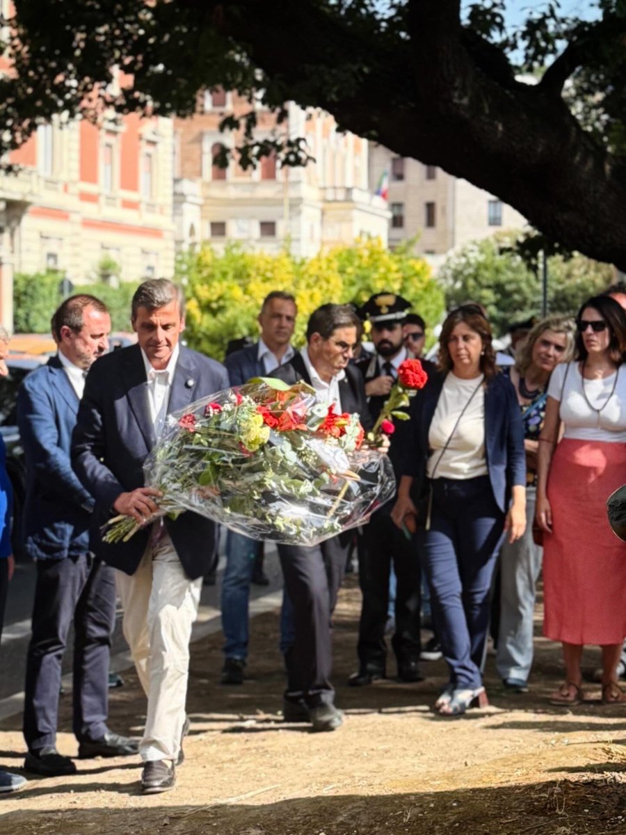 CarloCalenda's tweet image. #Matteotti è stato un martire della democrazia. Se in questo Paese c’è ancora chi pensa di poter sfregiare il monumento a un uomo che ha avuto il coraggio di denunciare quello che sarebbe avvenuto, vuol dire che c’è un problema culturale prima di tutto con chi pensa ancora che il…