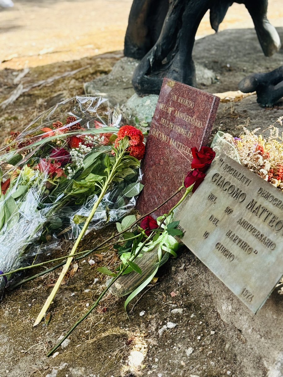 CarloCalenda's tweet image. #Matteotti è stato un martire della democrazia. Se in questo Paese c’è ancora chi pensa di poter sfregiare il monumento a un uomo che ha avuto il coraggio di denunciare quello che sarebbe avvenuto, vuol dire che c’è un problema culturale prima di tutto con chi pensa ancora che il…