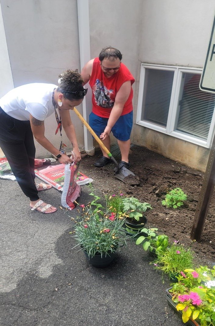 CorrectionsPA's tweet image. Despite a later than usual start, the Scranton CCC reentry garden is back for its fourth year!
This annual tradition—which is planted in a former patch of dirt and weeds in the parking lot—has become a fun activity throughout the summer for the facility. This year, the Scranton…