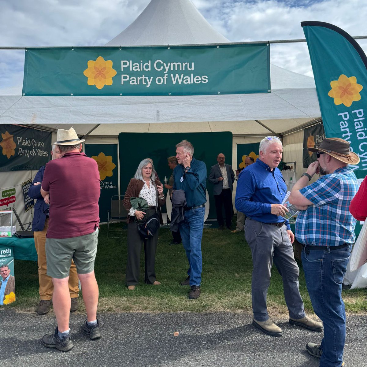 LSRPlaid's tweet image. Pleser mawr cael sgwrsio efo cymaint o ffermwyr a chynhyrchwyr bwyd yn y Sioe Fawr heddiw.
Mae’r diwydiant o dan straen enfawr - ac mae @Plaid_Cymru yn sefyll yn gadarn efo chi 🚜🌾🐄