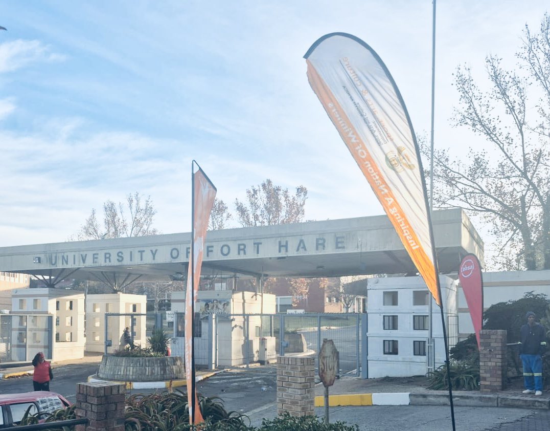 SportArtsCultur's tweet image. Let’s go down #MemoryLaneMonday for the 5th #IconsMarathon where 13 Social runners representing various provinces lined up at University of Fort Hare in Alice where a journey of 400km to Mthatha started 

This in an effort to raise funds for school kids in destitute communities…