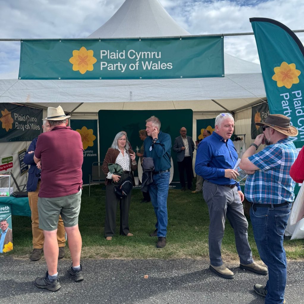 LSRPlaid's tweet image. A pleasure to be able to speak to so many farmers and food producers at the Royal Welsh Show today.
The industry is under immense pressure - and @Plaid_Cymru stands firmly with you 🐑👩🌾🏴