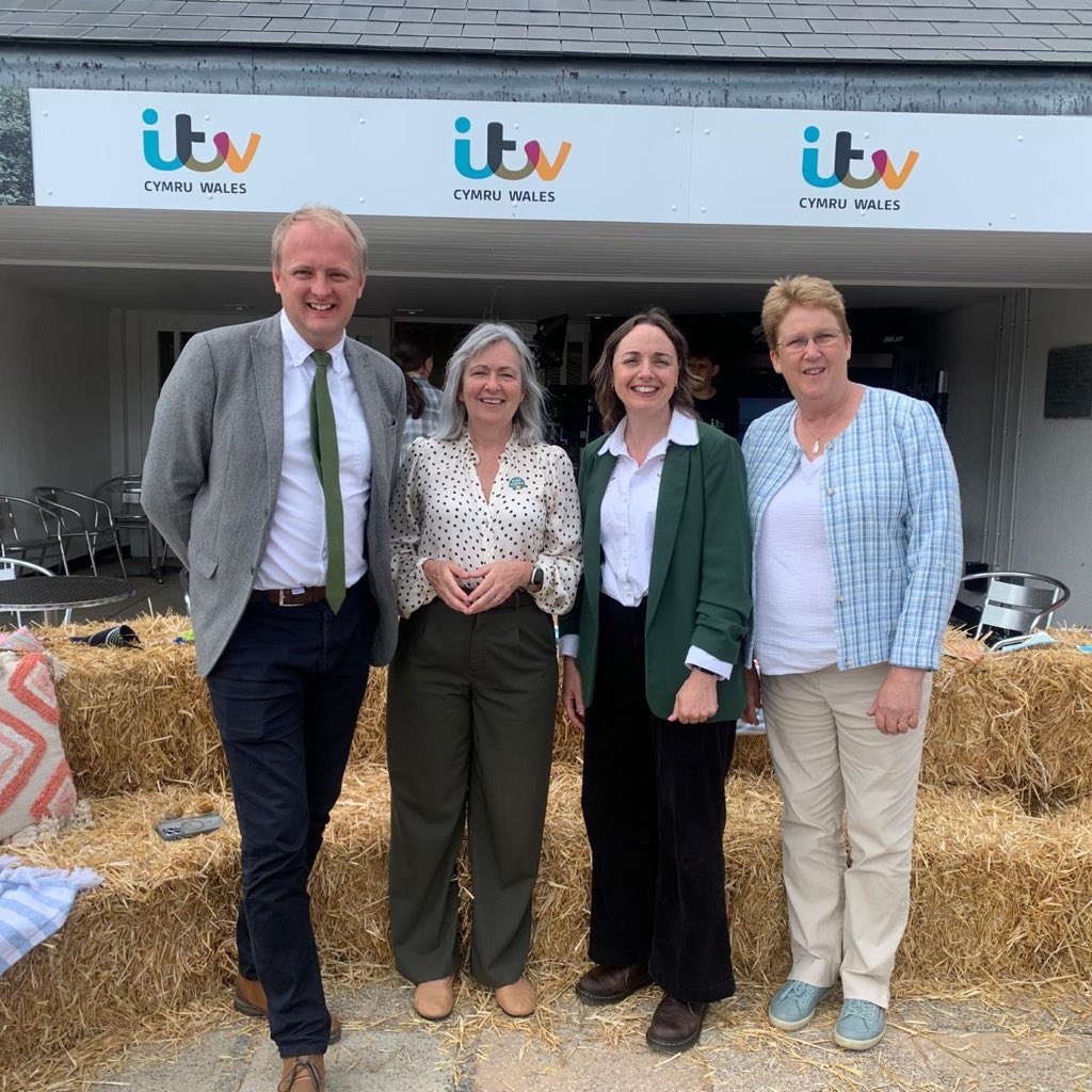 LSRPlaid's tweet image. A pleasure to be able to speak to so many farmers and food producers at the Royal Welsh Show today.
The industry is under immense pressure - and @Plaid_Cymru stands firmly with you 🐑👩🌾🏴