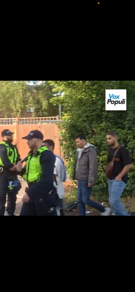 kingkapoor72's tweet image. It’s time to WAKE UP.
This isn’t just Epping’s fight, it’s every Brit’s responsibility.
Last night, I saw police protecting a hotel full of illegal migrants, while ordinary citizens stood alone, betrayed by the very system meant to protect them. Why were there police vans miles…