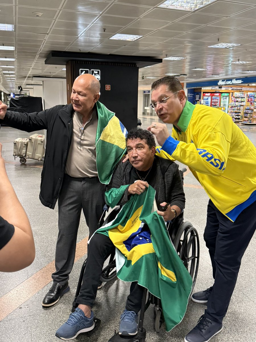eixopolitico's tweet image. 🇧🇷 Após operação contra Bolsonaro, deputados bolsonaristas voltam a Brasília para pressionar pela interrupção do recesso legislativo e votação do PL da Anistia.
Por ordem de Moraes, o ex-presidente usará tornozeleira eletrônica, está proibido de usar redes sociais e se aproximar…