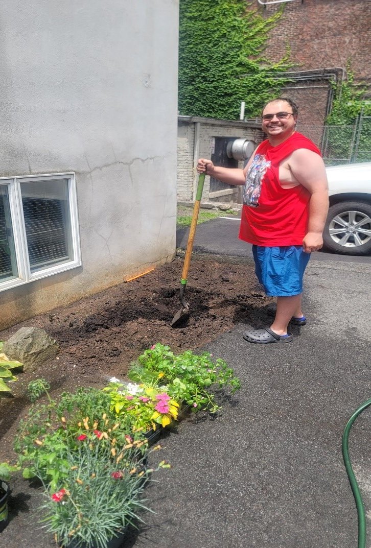 CorrectionsPA's tweet image. Despite a later than usual start, the Scranton CCC reentry garden is back for its fourth year!
This annual tradition—which is planted in a former patch of dirt and weeds in the parking lot—has become a fun activity throughout the summer for the facility. This year, the Scranton…