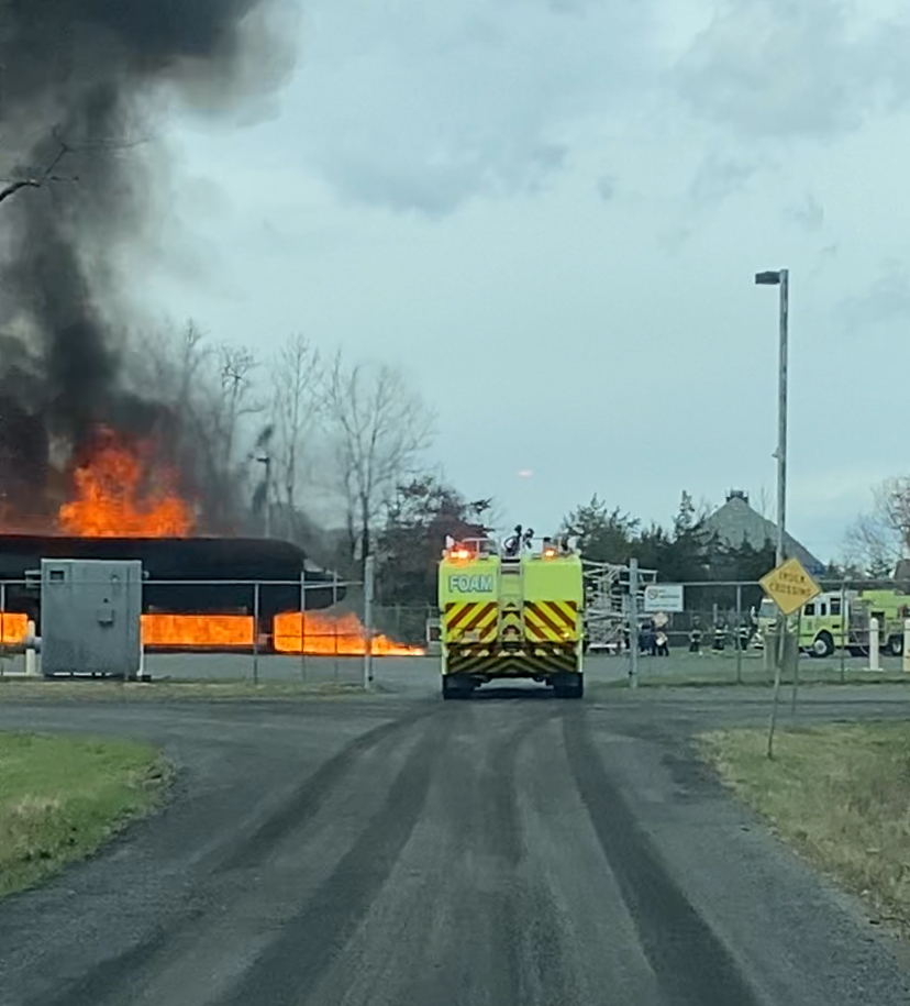 MWAAFireRescue's tweet image. Live near Dulles? Don’t be alarmed by black smoke — it’s likely from our Live Fire Training Facility, where we simulate aircraft emergency response for firefighter training. #ARFF #airportfirefighter @Dulles_Airport