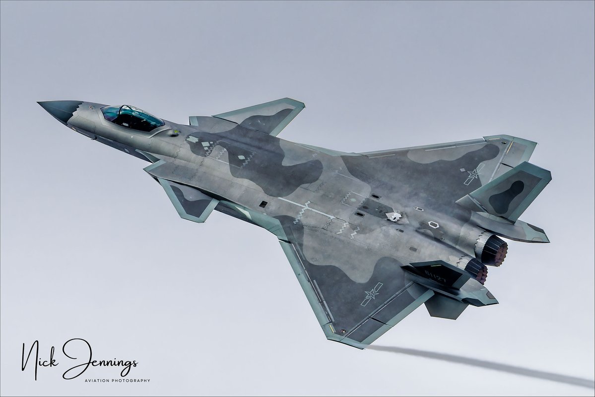 darealnjennings's tweet image. Now I'm back from RIAT, it's back to the Zhuhai show. Here's another shot of the Chengdu J-20 Weilong, without all of the vapour. It's designed to carry a large amount of fuel and 4 x PL-15 long range missiles internally.