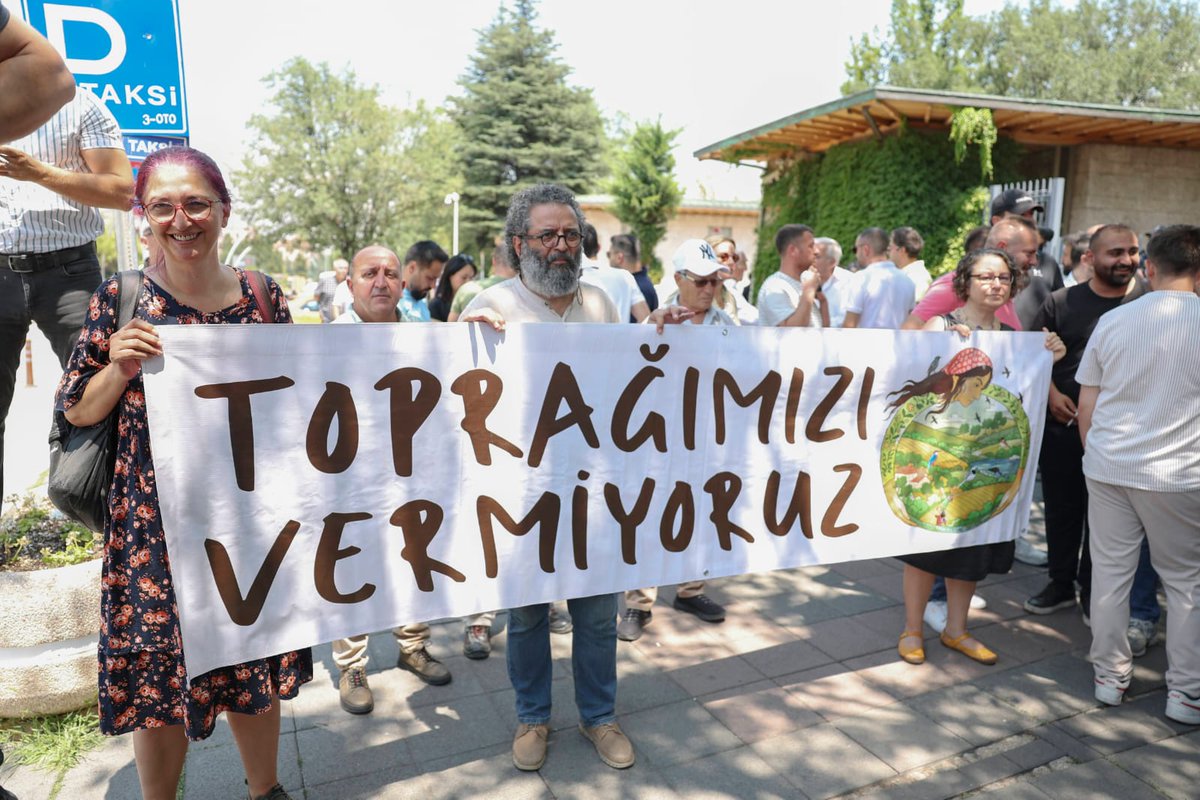 TBMM’den geçen 'İşgal Yasası' ne getiriyor ne götürüyor?
Toprağımızı Vermiyoruz Kampanya Grubu'ndan Halime Şaman ve Süheyla Doğan bugün saat:19.00'da <a href="/medyascope/">Medyascope</a>'ta Göksel Göksu'nun konuğu olacaklar.
🔗 youtu.be/nywRTjyy_4U

#ToprağımızıVermiyoruz
 <a href="/halimesamanci/">halimesamanci</a> <a href="/dogansuheda/">Dogan Suheda</a>