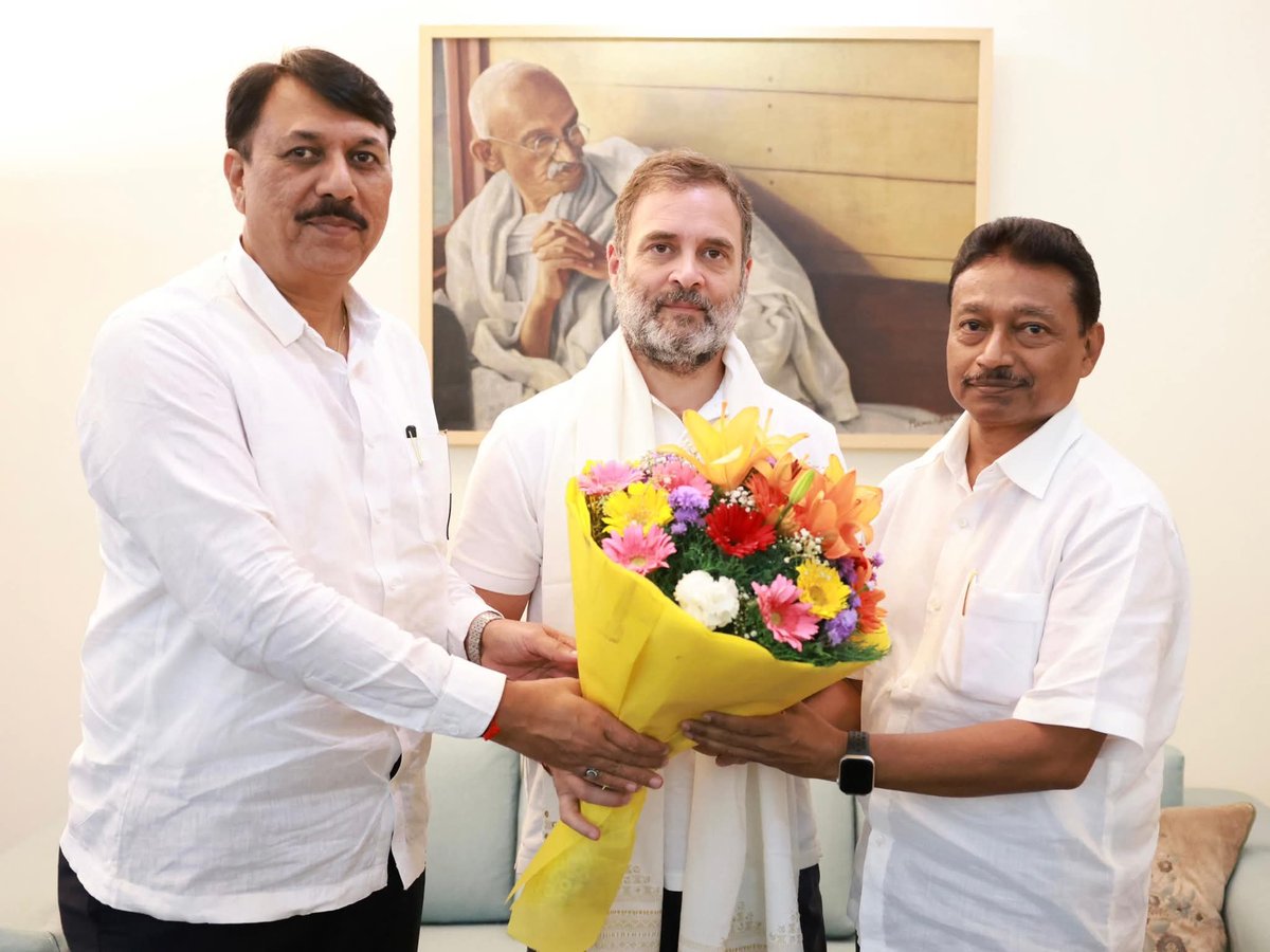 TusharAmarsinh1's tweet photo. આજે નવીદિલ્હી ખાતે અખિલ ભારતીય રાષ્ટ્રીય કોંગ્રેસ પક્ષના પ્રમુખશ્રી મલ્લિકાર્જુન ખડગેજી, લોકસભા વિરોધ પક્ષના નેતાશ્રી રાહુલ ગાંધીજી, મહામંત્રીશ્રી સંગઠન કે.સી.વેણુગોપાલજી તથા ગુજરાત કોંગ્રેસ પ્રભારીશ્રી મુકુલ વાસનિકજી સાથે પ્રદેશ પ્રમુખશ્રી અમિતભાઈ ચાવડા જોડે શુભેચ્છા મુલાકાત કરી https://t.co/uOG7HkNdwJ