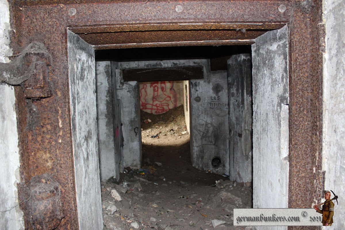 germanbunkers's tweet image. This is Stp 203 Brachvogel in Ambleteuse. It covered the River Slack from attack as did the old French Fort D' Ambleteuse built in the 17th century by Luis XIV. Here a rare 629 Pakunterstellraum anti-tank gun bunker and the inside of the adjacent 622 bunker #WW2