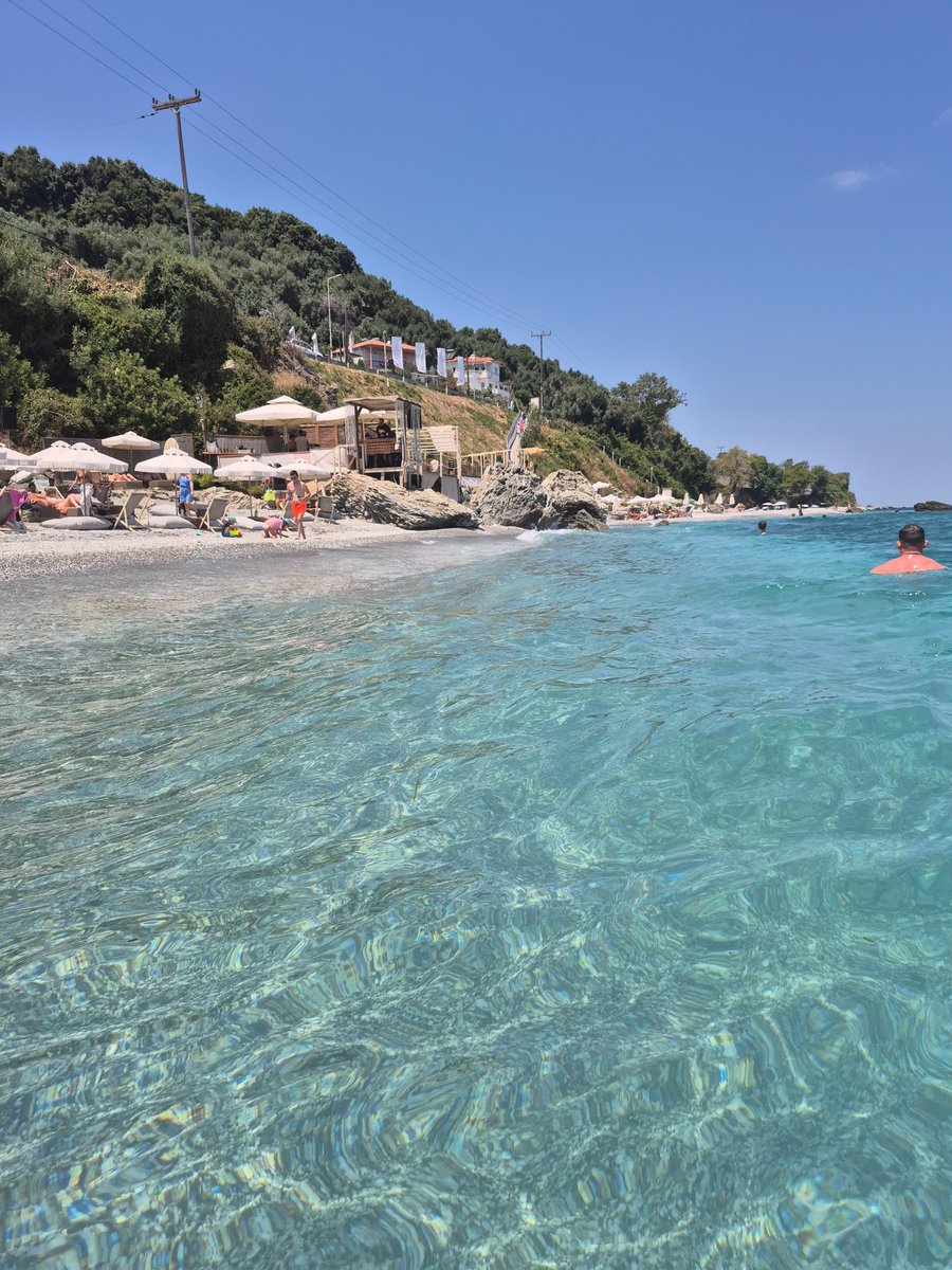 PunIntended20's tweet image. Επιτέλους βρήκαμε beach bar ,που μόλις τους είπαμε ότι είμαστε κουφοί ανέβασαν τη μουσική στη διαπασών!