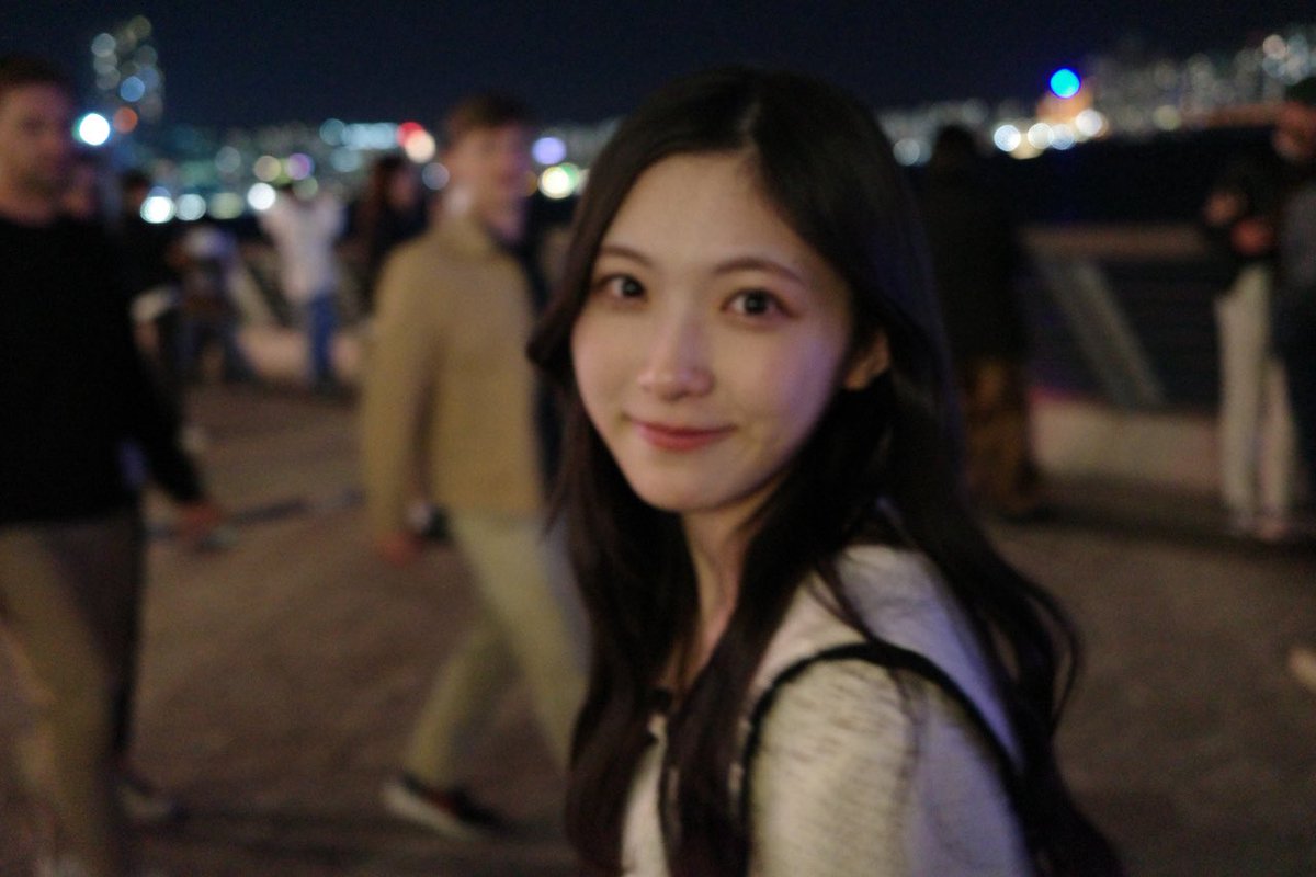 初めて来た異国の地。
見慣れない風景、慣れない食事と環境に
せっかくの旅行に影を落としている。
「大丈夫だよ。ほら、ついてきて」
伴侶となった愛季ほど、頼もしい存在はない。
ホテルのベッドで「念の為に持ってきたから」と
風邪薬を白湯で飲ませて彼女に感謝。
#写楽短
#大短