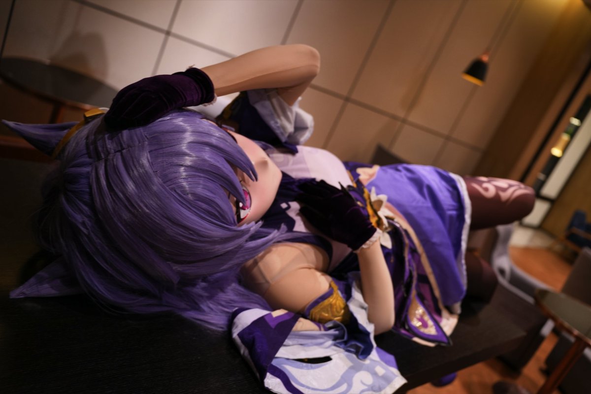 第一次去酒吧，好像有点喝醉的刻师傅，直接倒在了吧台上。
#kigurumi
#GenshinImpact