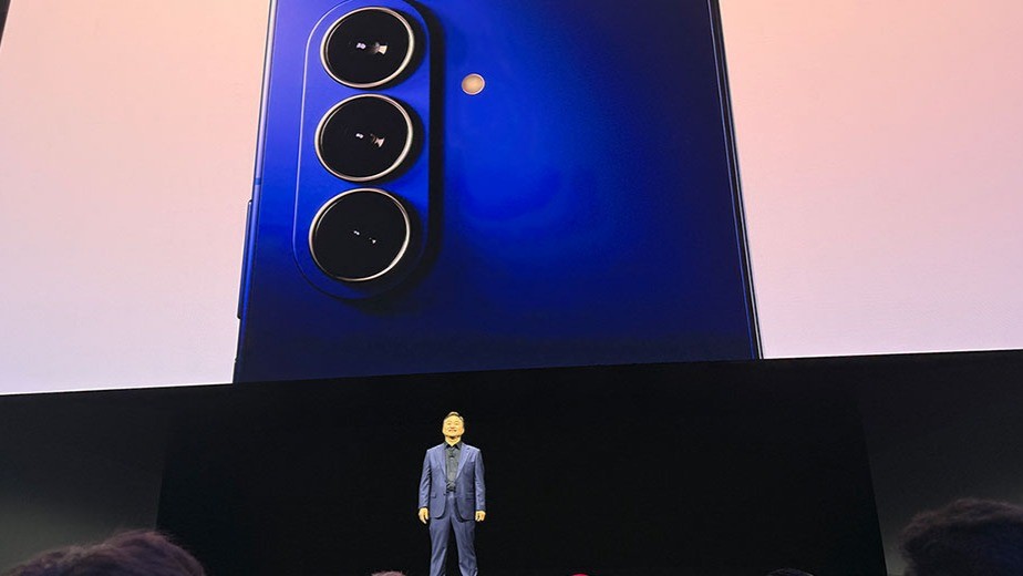 MarkVenaTechGuy's tweet image. My #SmartTechCheck newsletter thoughts on @Samsung's big #GalaxyUnpacked2025 event and the new (very compelling) #Fold7 bit.ly/4nVfJQd