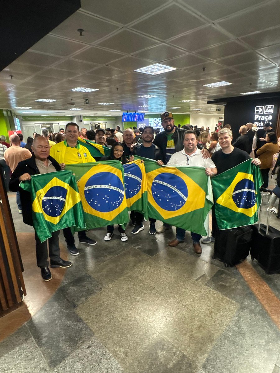 eixopolitico's tweet image. 🇧🇷 Após operação contra Bolsonaro, deputados bolsonaristas voltam a Brasília para pressionar pela interrupção do recesso legislativo e votação do PL da Anistia.
Por ordem de Moraes, o ex-presidente usará tornozeleira eletrônica, está proibido de usar redes sociais e se aproximar…