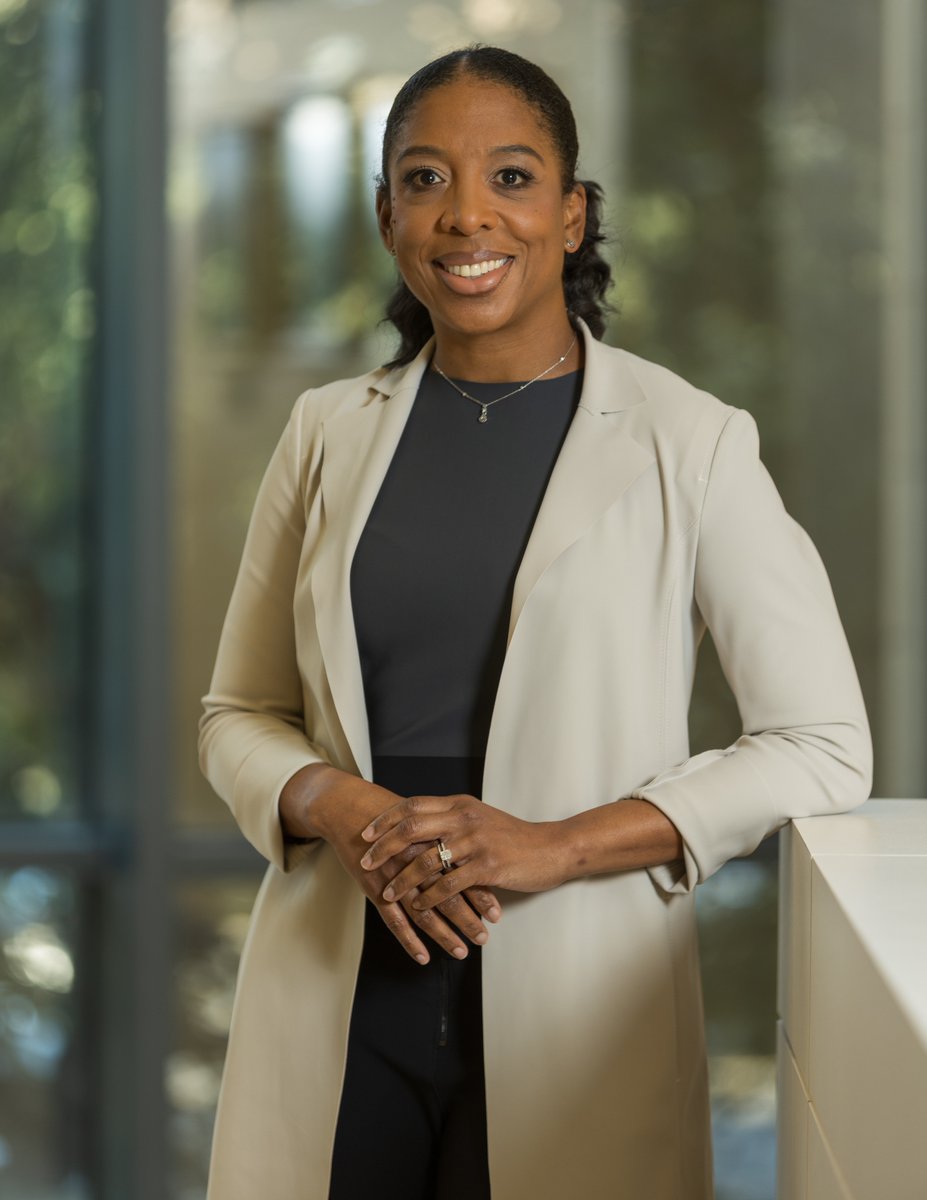 envision's tweet image. Grateful for the opportunity to photograph the wonderful Regina Jones. Highlighted in the magazine for @STCL_Houston , she was an absolute pleasure to work with. 

I think it's fair to say that when I grow up, I want be like her. Read her story here: stcl.edu/alumni-spotlig…