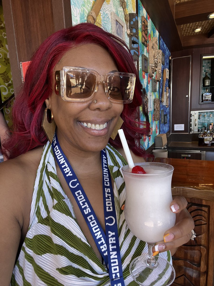 SheKnowsSports's tweet image. Yall still fighting on the internet with willfully ignorant people? Meanwhile, “if you like Pina Coladas… and getting caught in the rain.” 🤣 #Vacation