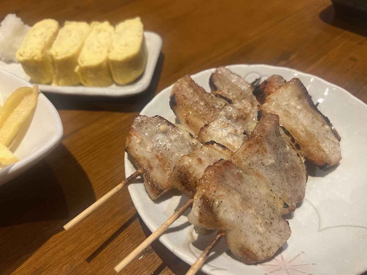 MattunPhoto's tweet image. 飲み友のきくおさんと飲みました。

飲むと手が死ぬほどパンパンに浮腫んでクリームパンみたいになるのは歳なのか。