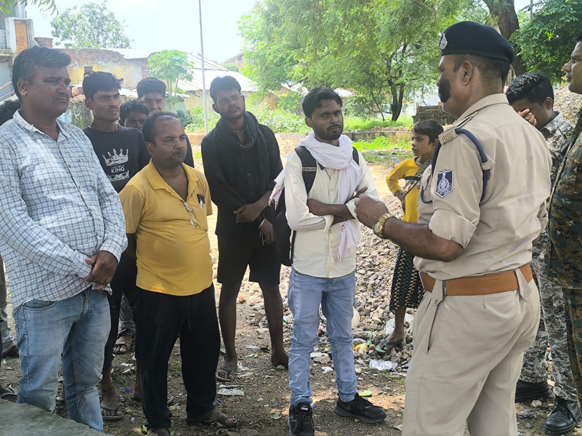 SP_Rewa's tweet image. "नशे से दूरी है जरूरी" अभियान के अंतर्गत रीवा थाना डभौरा अंतर्गत बच्चों एवं उनके अभिभावकों से चर्चा कर नशे से होने वाले नुकसान के बारे में बताया गया तथा नशा न करने की शपथ दिलाई गई @DGP_MP @mohdept @CMMadhyaPradesh @IG_Rewa @ProjsRewa